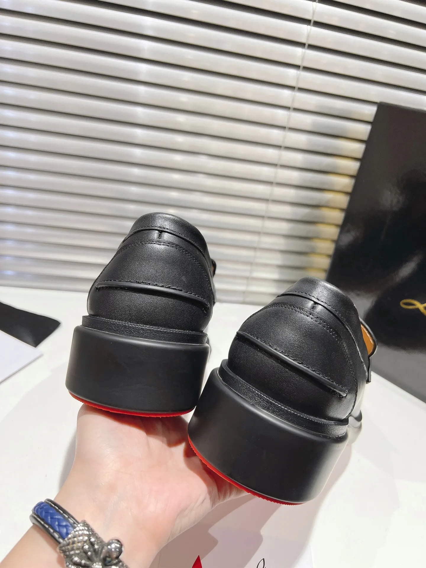 👟👟Ex-factory price 760👟👟 ╔Tire bottom Loaf🆑Black cowhide╗ ·Top version customization·2024𝐬𝐬 𝑪𝒉𝒓𝒊𝒔𝒕𝒊𝒂𝒏 𝑳𝒐𝒖𝒃𝒐𝒖𝒕𝒊𝒏 ▪️No matter the last shape, fabric, diamonds, nails, lining, outsole, they are as close as possible to ZP... ▪️The original sole is specially provided by the original factory ▪️The lining is imported water-dyed cowhide ▪️The private customization time is about 3-7 days —————— Size: Men's 39M-46M